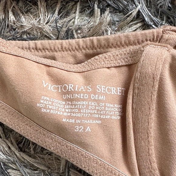 New ! Victoria's Secret Nude Bra, 32A - Picture 3 of 6